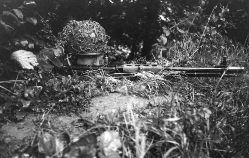 FG-42 Fallschirmjäger with Fallschirmjägergewehr Type E in France